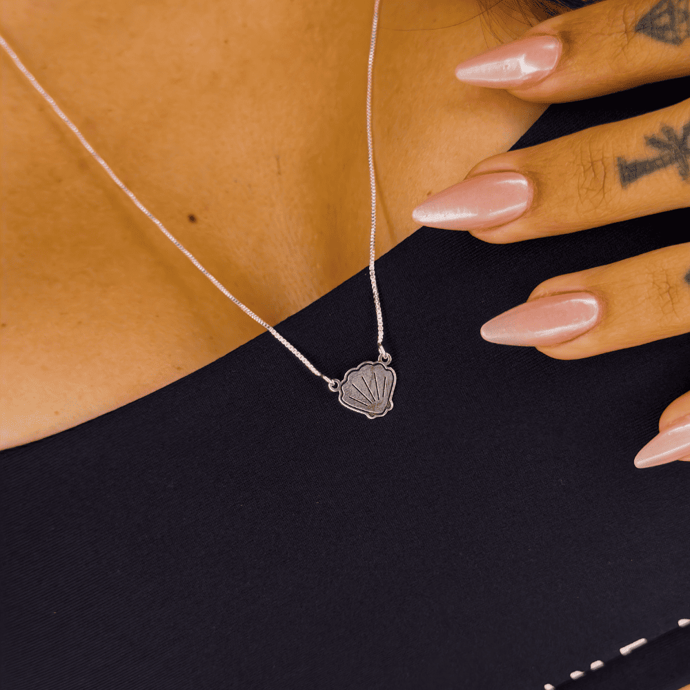 COLAR ESCAPULÁRIO LUZA  RABO DE SEREIA E CONCHA EM PRATA 925