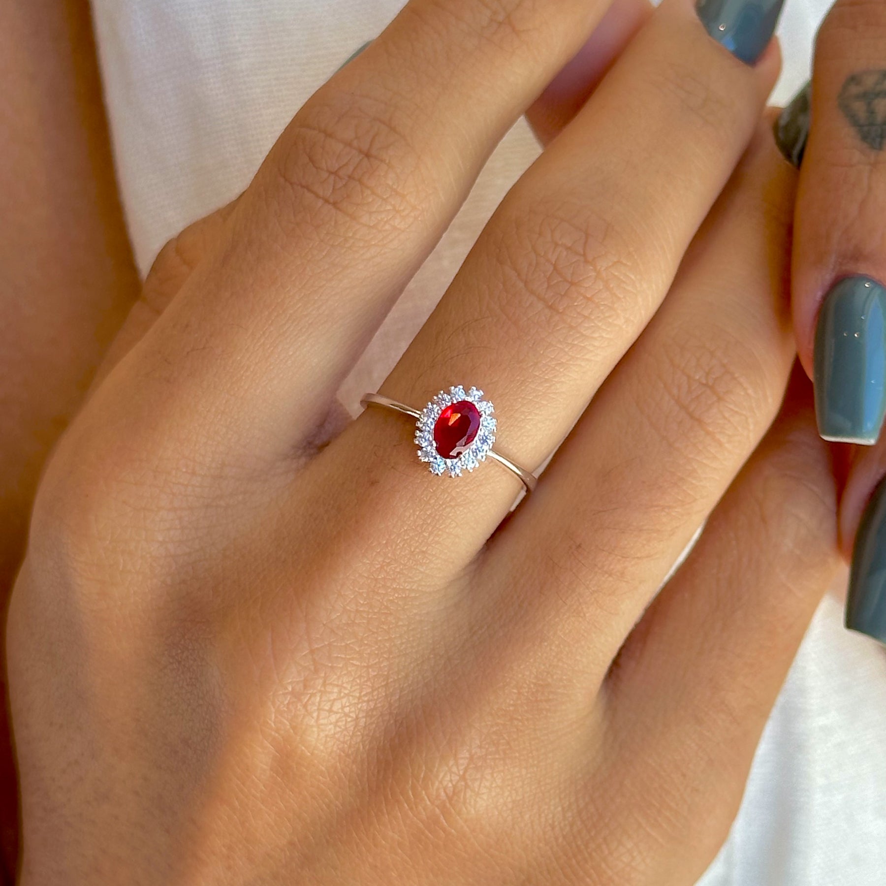 Anel de Formatura Solitário com Pedra Oval Color em Prata 925