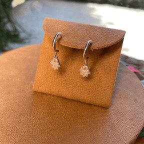 Brinco de Meia Argola Luza com Mão de Fátima Pendente em Prata 925