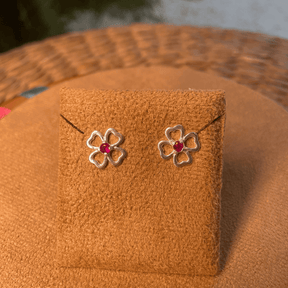 BRINCO FLOR VAZADA LUZA COM PONTO DE LUZ ROSA EM PRATA 925