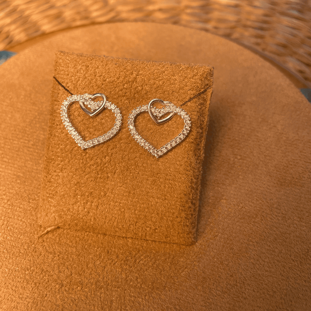 BRINCO DOIS CORAÇÕES LUZA: UM LISO E UM CRAVEJADO EM PRATA 925