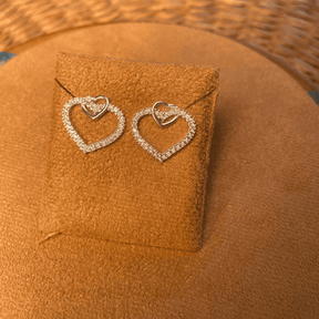 BRINCO DOIS CORAÇÕES LUZA: UM LISO E UM CRAVEJADO EM PRATA 925