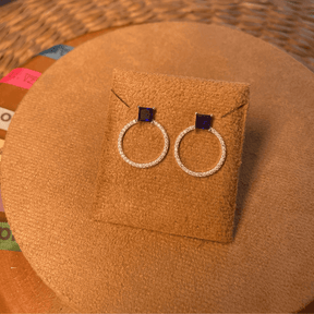 BRINCO COM PEDRA QUADRADA LUZA COLOR E CIRCULO DE ZIRCONIA VAZADO EM PRATA 925