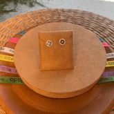 Brinco Circulo Luza Cravejado com Trevo liso e Detalhe de Ponto de Luz em Prata 925