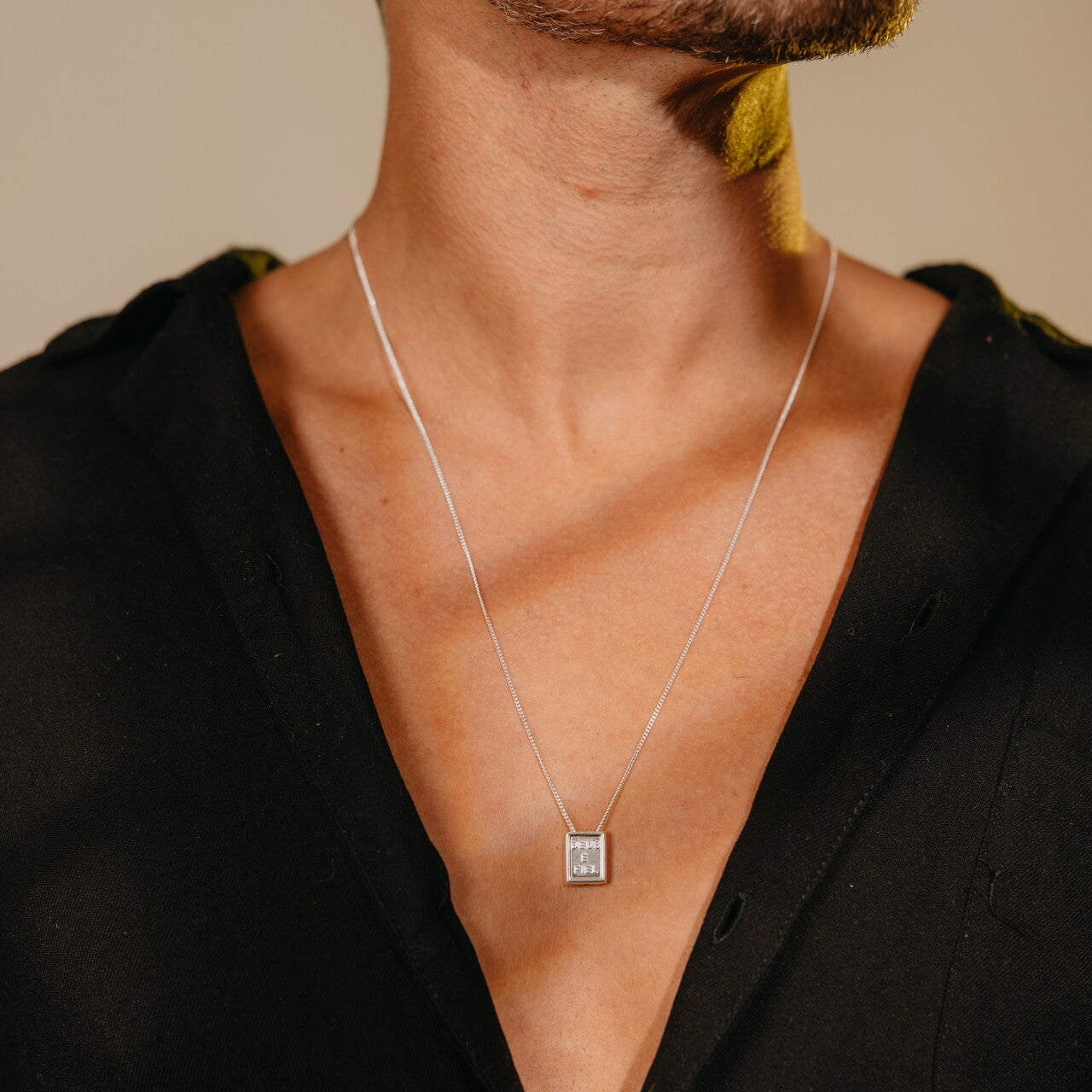 ESCAPULÁRIO LUZA COM MEDALHA DE PEIXE E FRASE "DEUS É VIDA" QUADRADO EM PRATA 925