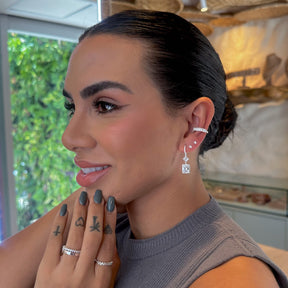 Meia Argola com Pontos de Luz Geométricos Pendentes em Prata 925