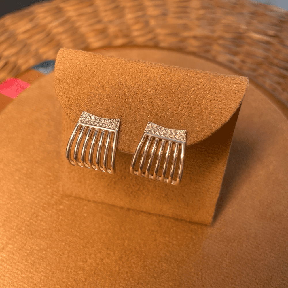 Brinco de Meia Luza Argola com Sete Linhas e Zircônias em Prata 925