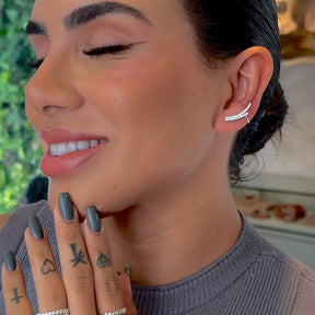 Brinco Ear Cuff Luza  com Uma Linha Lisa e Uma de Zircônias em Prata 925