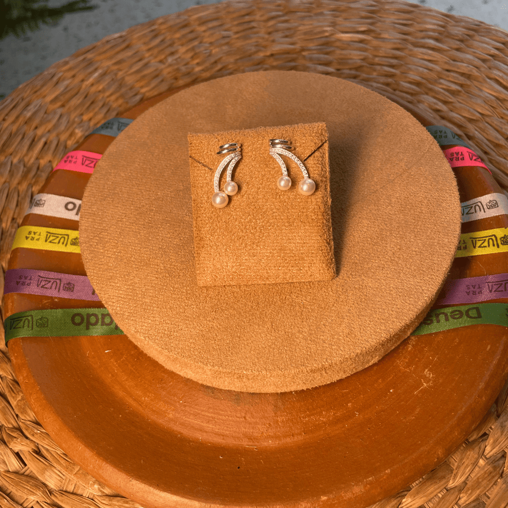 Brinco Ear Cuff Luza com 2 Linhas de Zircônias e Pérolas em Prata 925