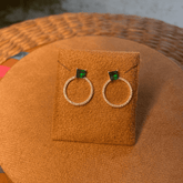 BRINCO COM PEDRA QUADRADA LUZA COLOR E CIRCULO DE ZIRCONIA VAZADO EM PRATA 925