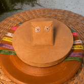 BRINCO FLOR VAZADA LUZA COM PONTO DE LUZ ROSA EM PRATA 925