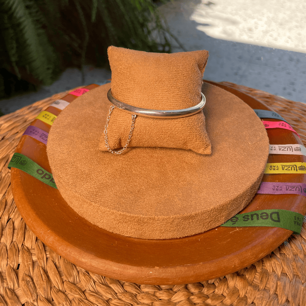 Bracelete de Aro Luza Médio, Liso e com Fecho Pega Ladrão em Prata 925