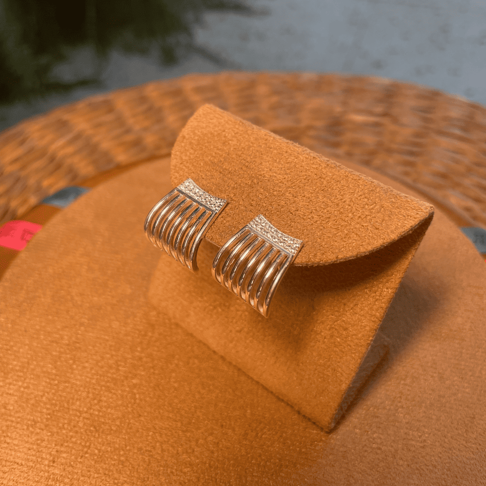 Brinco de Meia Luza Argola com Sete Linhas e Zircônias em Prata 925