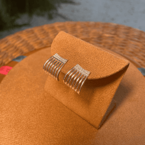 Brinco de Meia Luza Argola com Sete Linhas e Zircônias em Prata 925