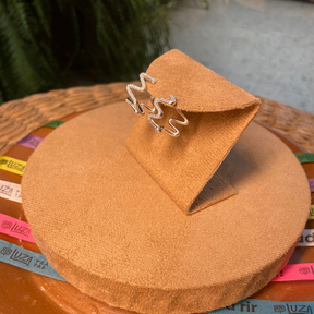 Brinco Luza Argola Ondulada Frente Cravejada e Atrás Lisa em Prata 925