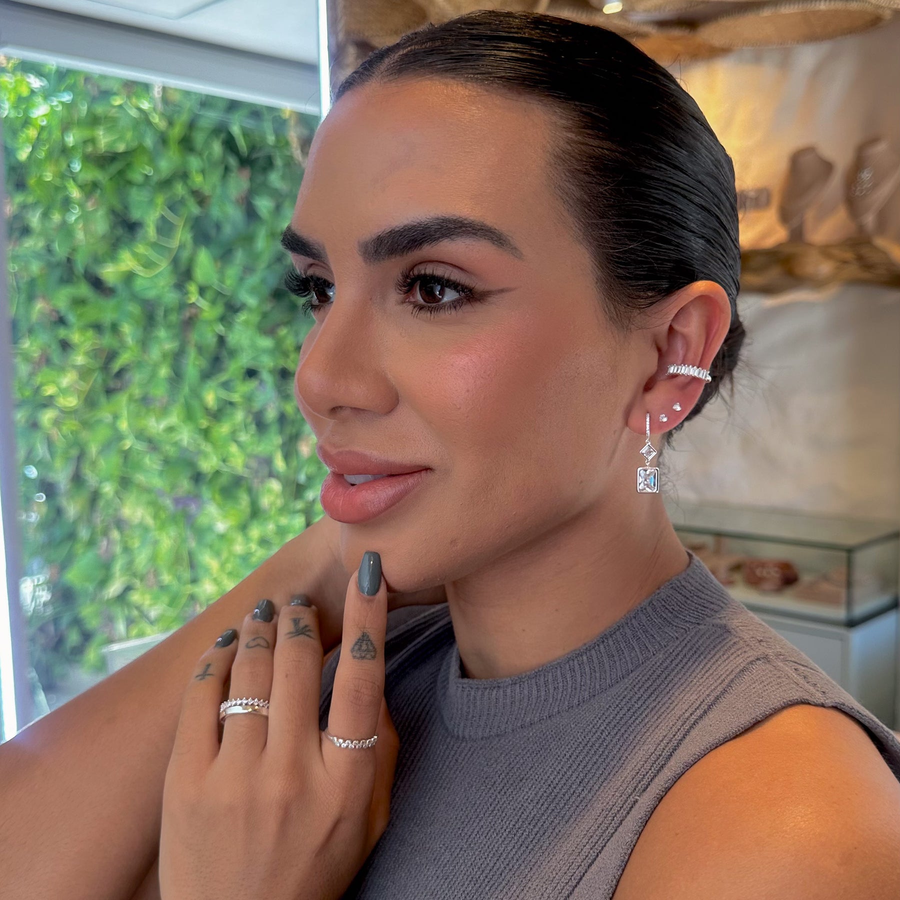 Meia Argola com Pontos de Luz Geométricos Pendentes em Prata 925