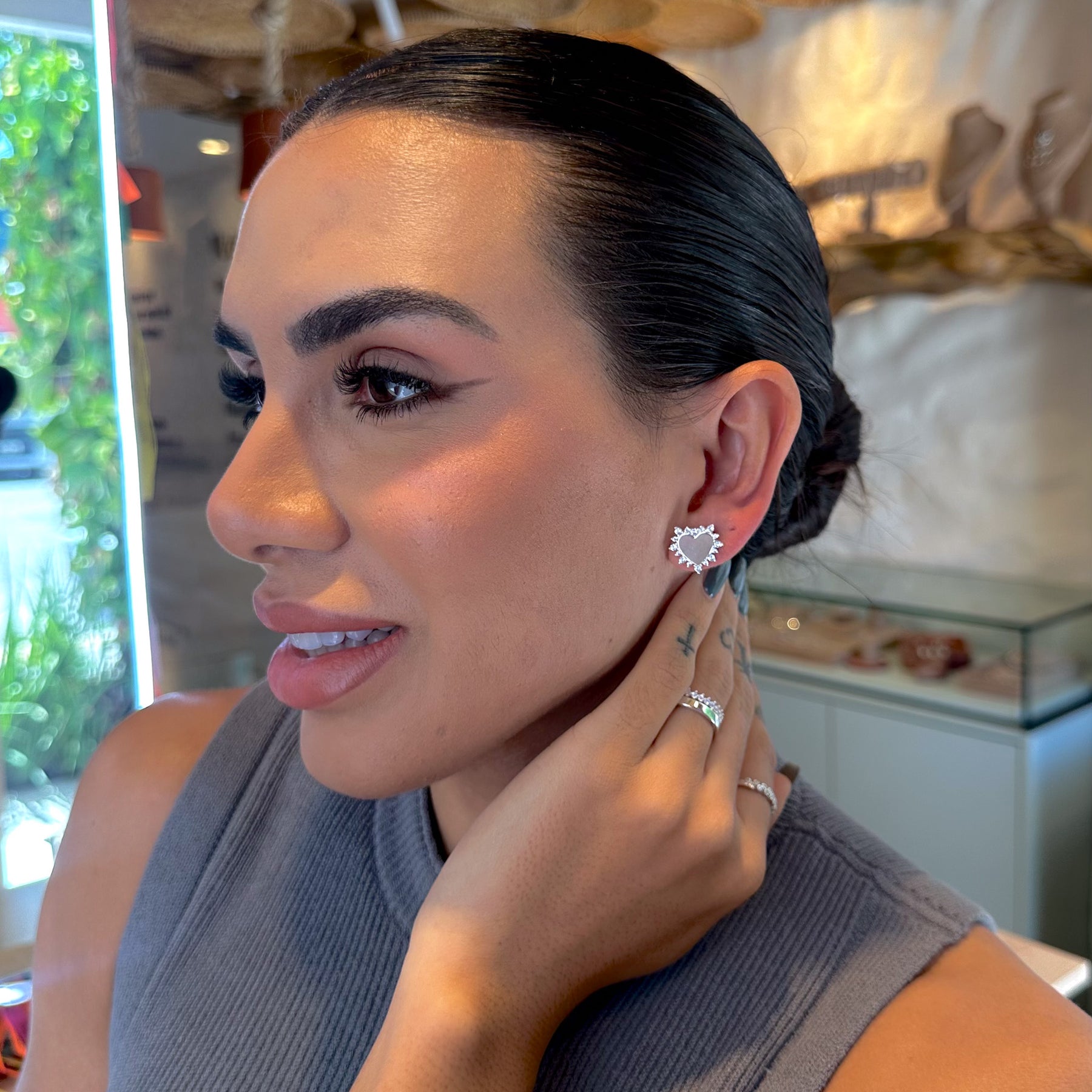 Brinco de Coração Liso Rodeado de Zircônias em Prata 925