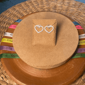 BRINCO DOIS CORAÇÕES LUZA: UM LISO E UM CRAVEJADO EM PRATA 925