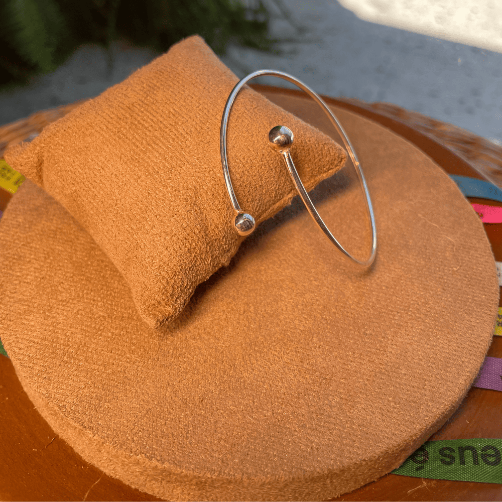 Bracelete Aberto Luza com Duas Esferas Lisas em Prata 925