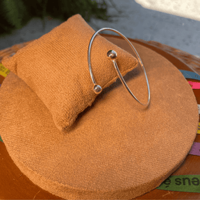 Bracelete Aberto Luza com Duas Esferas Lisas em Prata 925