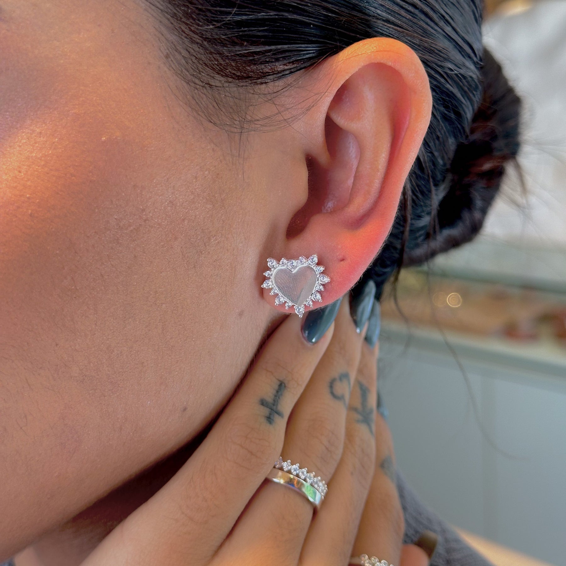 Brinco de Coração Liso Rodeado de Zircônias em Prata 925