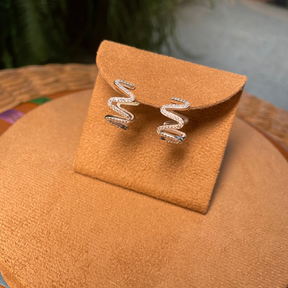 Brinco Luza Argola Ondulada Frente Cravejada e Atrás Lisa em Prata 925