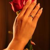 Aliança Luza com Linha Lisa e Ponto de Luz  em Prata 925