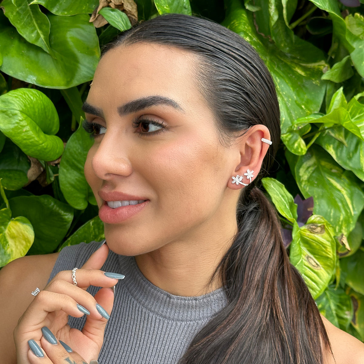 Brinco Ear Hook de Flores Cravejadas em Prata 925