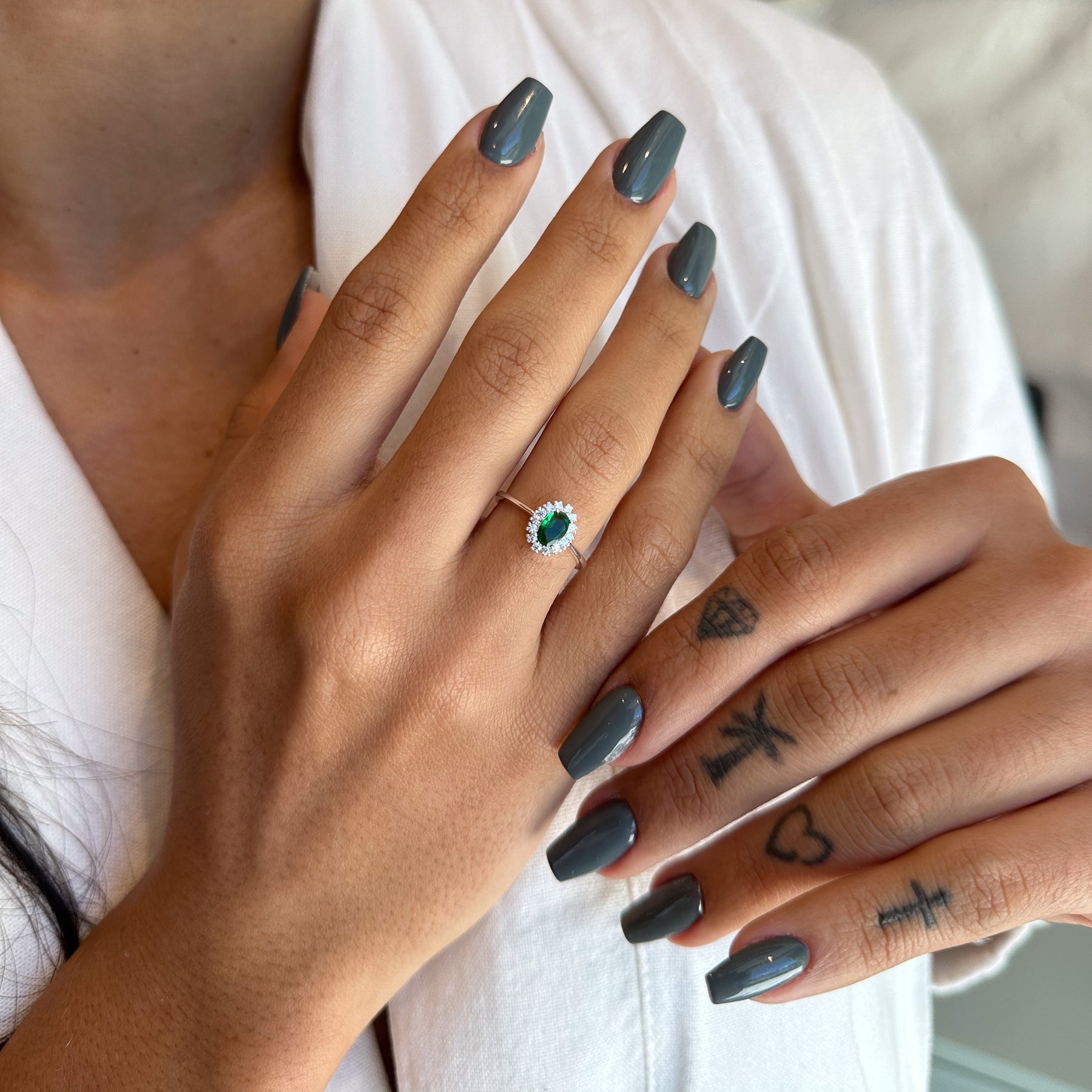 Anel de Formatura Solitário com Pedra Oval Color em Prata 925