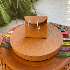 Brinco de Meia Argola Luza com Corações Vazados em Prata 925