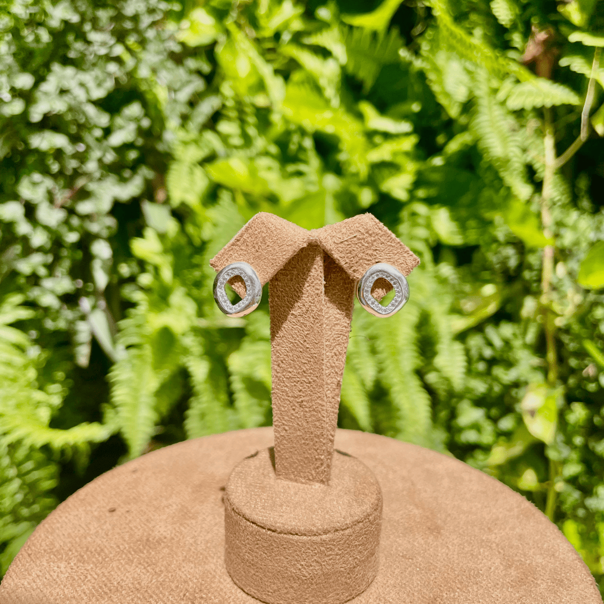 Brinco Oval Com Detalhe Vazado Cravejado de Zirconia Luza em Prata 925