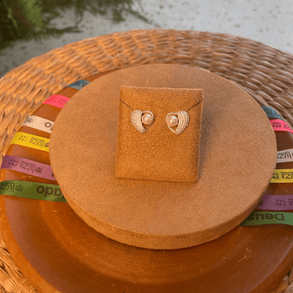 BRINCO DE CORAÇÃO METADE LUZA CRAVEJADO E A OUTRA METADE VAZADA COM PÉROLA EM PRATA 925