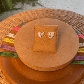 BRINCO DE CORAÇÃO METADE LUZA CRAVEJADO E A OUTRA METADE VAZADA COM PÉROLA EM PRATA 925