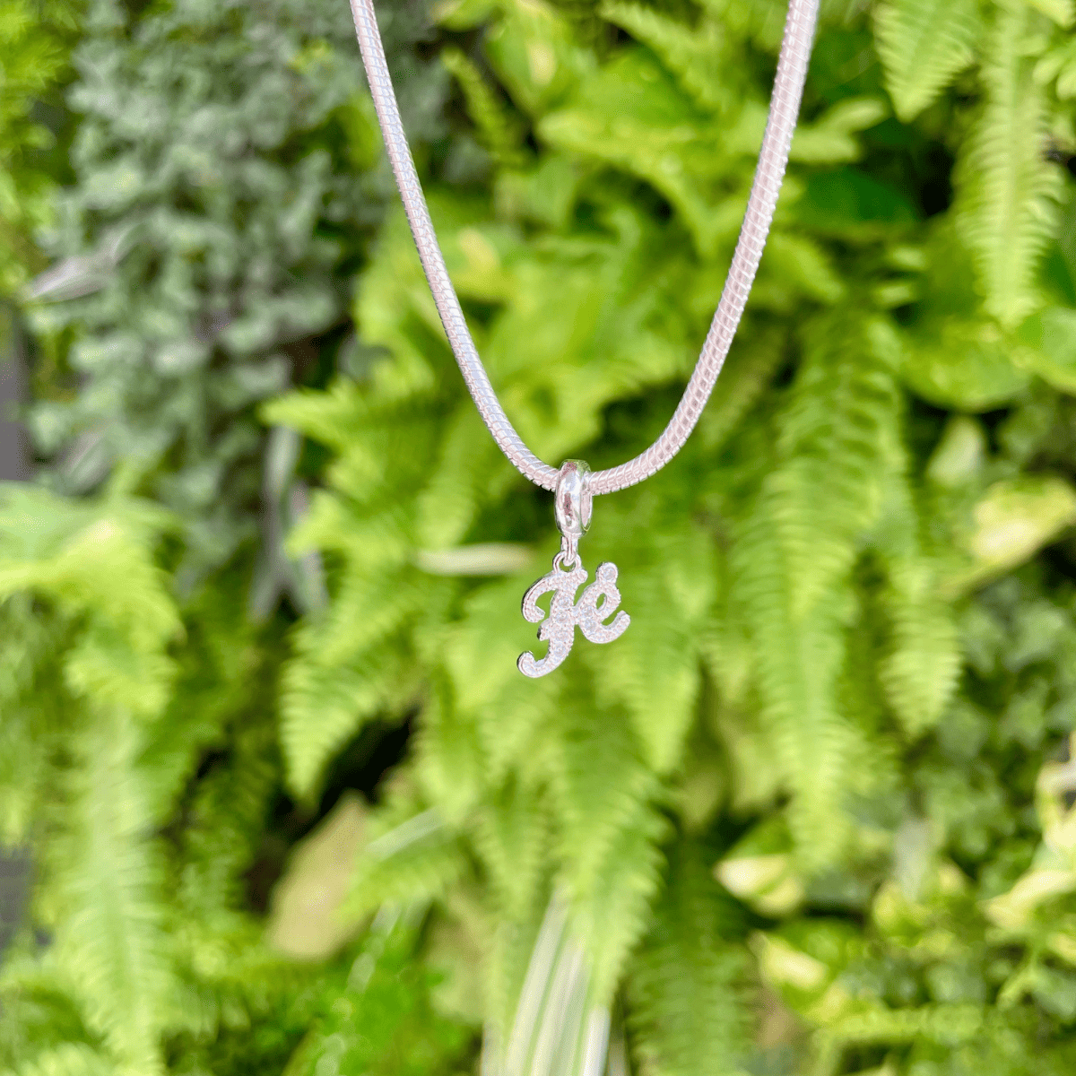 Berloque "FÈ" Luza com Detalhes de Ponto de luz em Prata 925