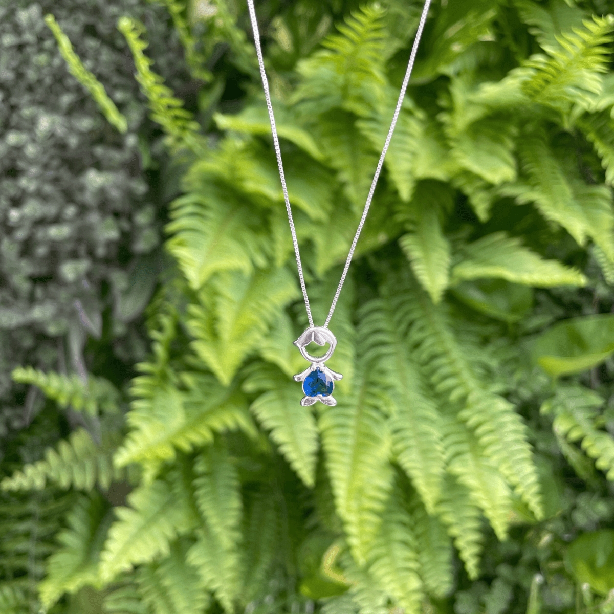 Pingente de Menino com Pedra Azul Luza em Prata 925