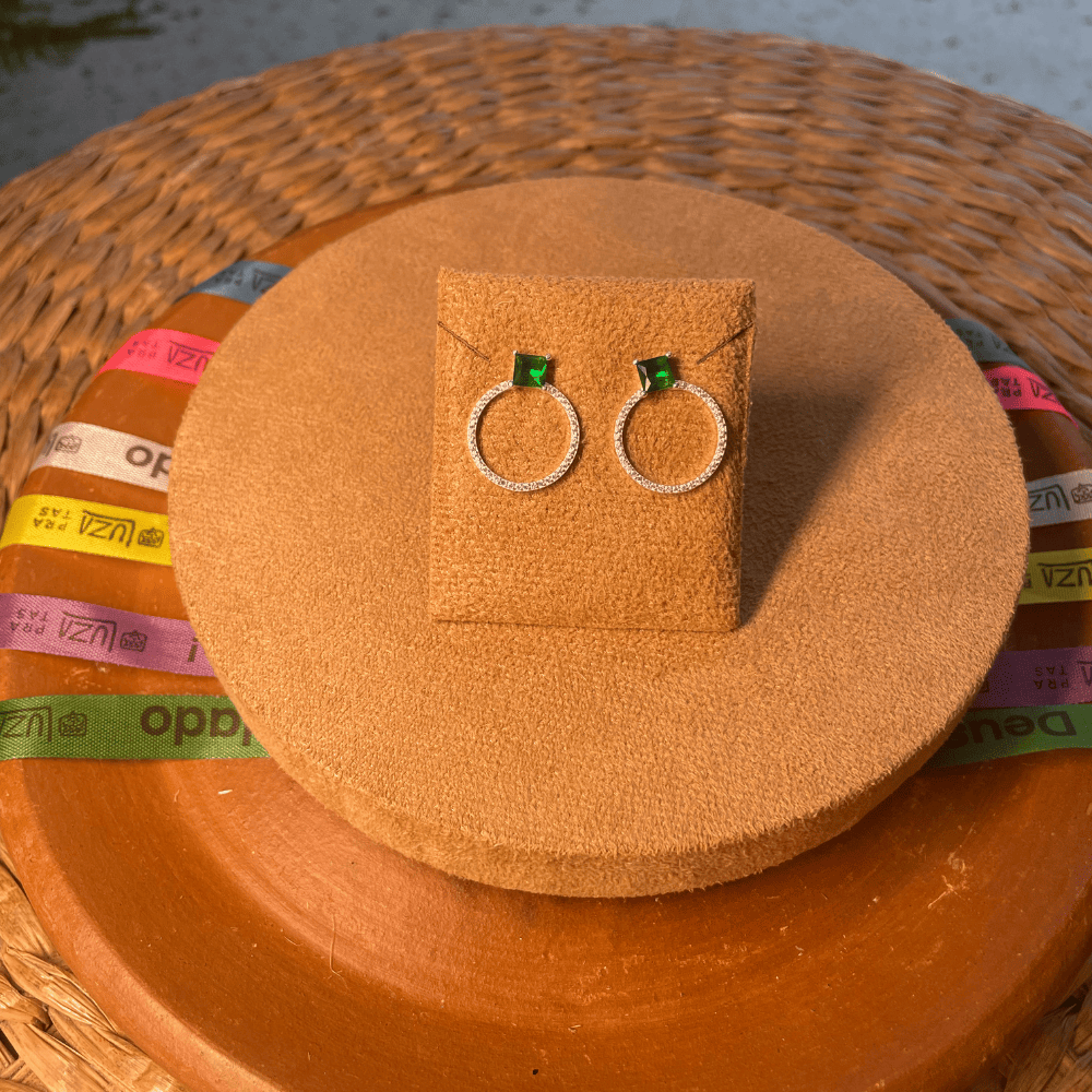 BRINCO COM PEDRA QUADRADA LUZA COLOR E CIRCULO DE ZIRCONIA VAZADO EM PRATA 925