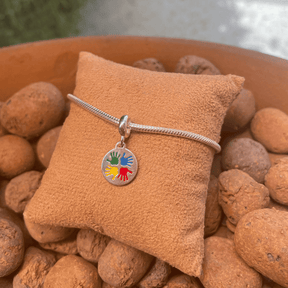 Berloque Luza Medalha Lisa com Quatro Mãos com as Cores do Autismo em Prata 925