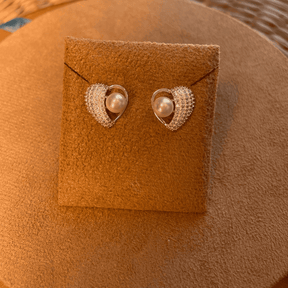 BRINCO DE CORAÇÃO METADE LUZA CRAVEJADO E A OUTRA METADE VAZADA COM PÉROLA EM PRATA 925